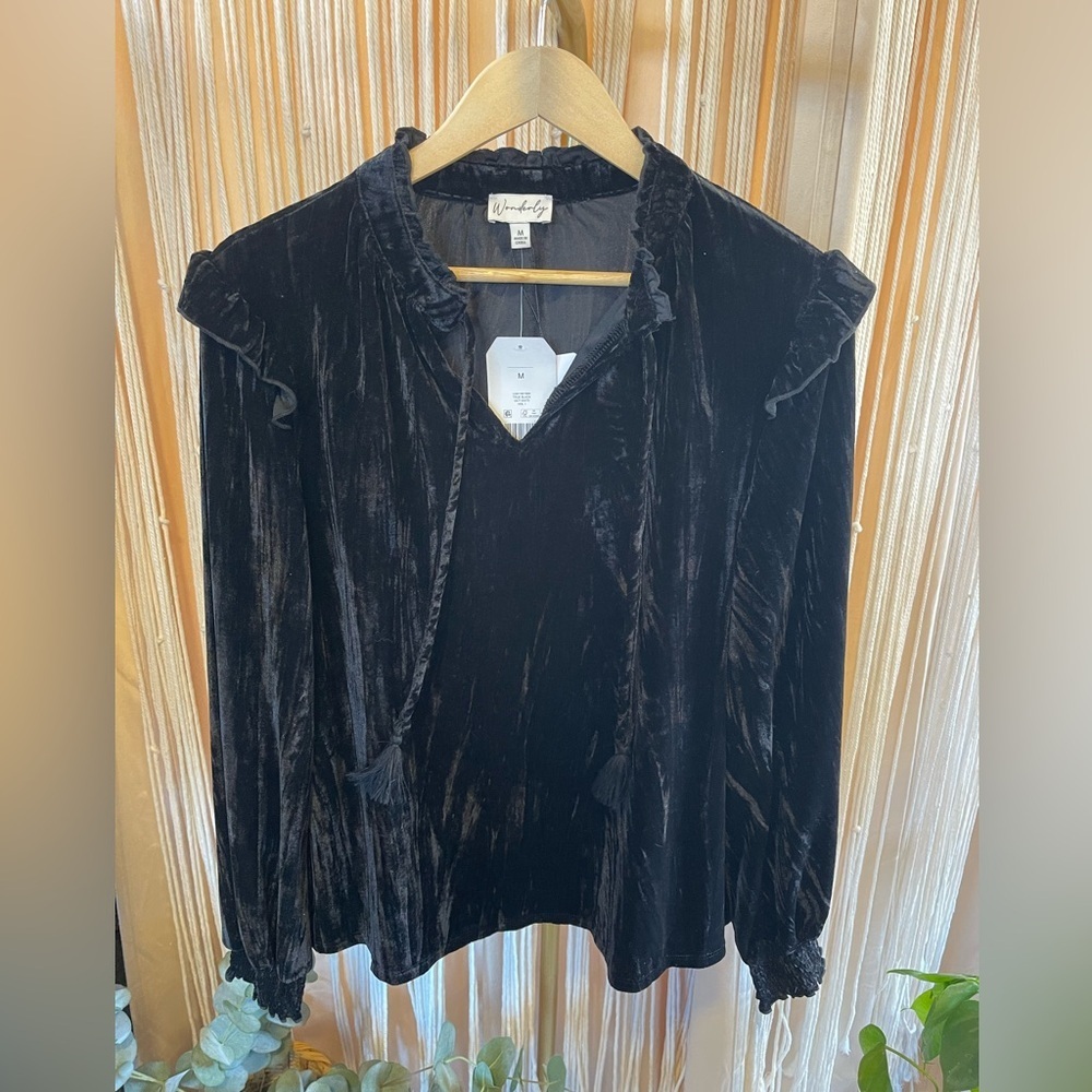 NWT Wonderly Black Velvet long sleeved Blouse Size M v-neck ruffle sleeves